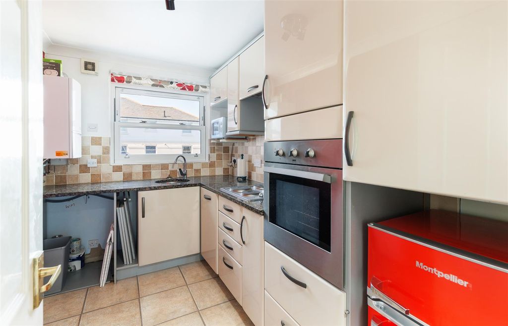 Additional image 9 of 2 bed flat to rentEsplanade, Ryde PO33