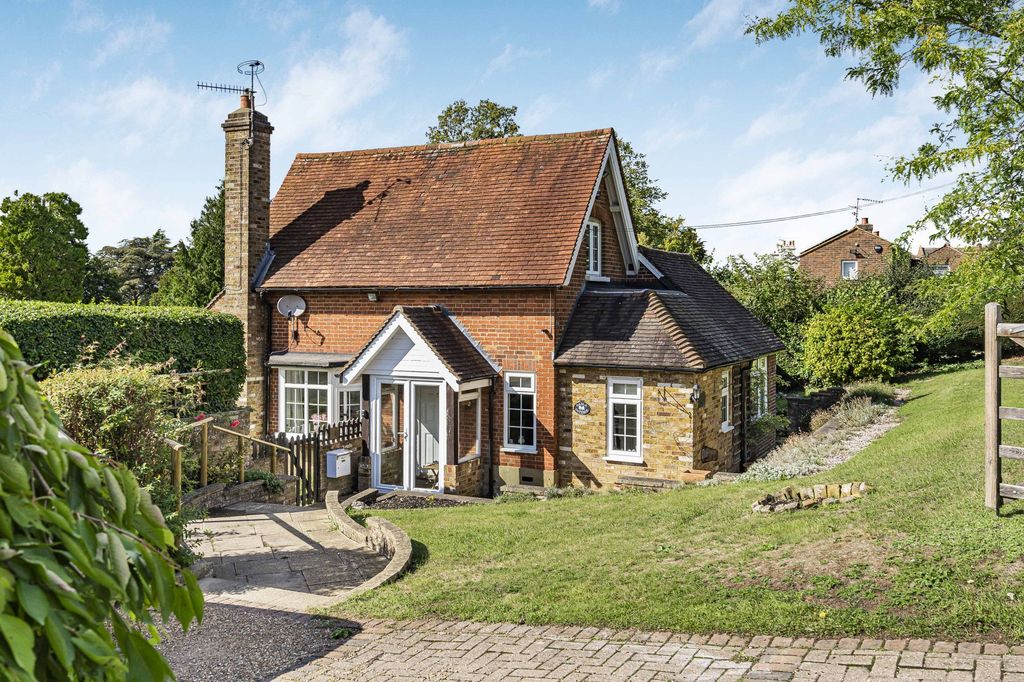 2 bed detached house to rentDowns Lane, Leatherhead KT22