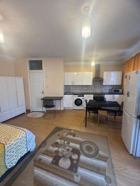 Studio to rentGants Hill IG2 photo 3