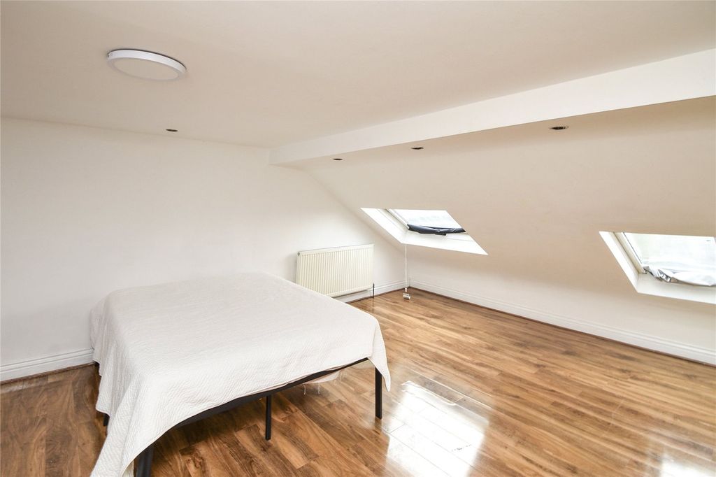 4 bed flat to rentIlford IG1 photo 5