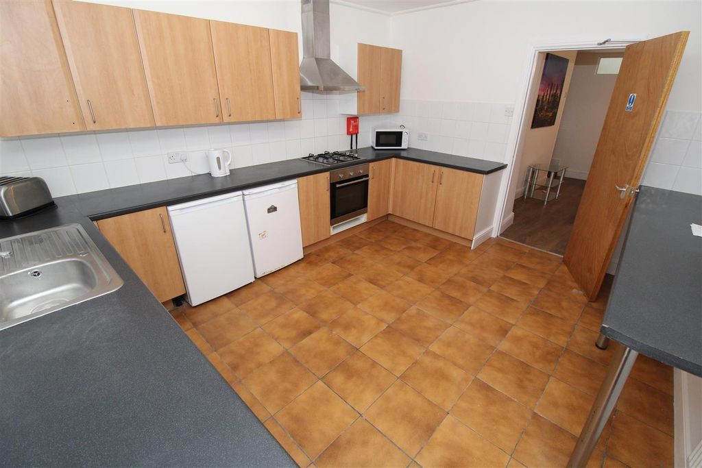 4 bed semi-detached house to rentPark Street Treforest, Pontypridd CF37