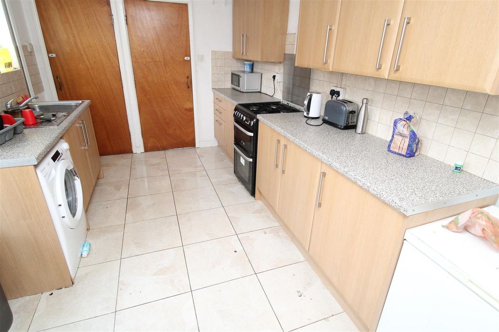 6 bed semi-detached house to rentNiagara Street, Pontypridd CF37