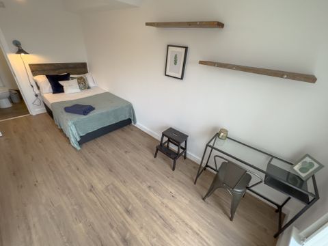 Kensington L7, Room to rent