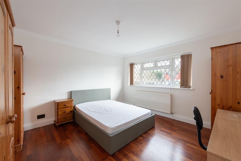 Additional image 11 of 4 bed property to rentMansfield Avenue, Barnet EN4