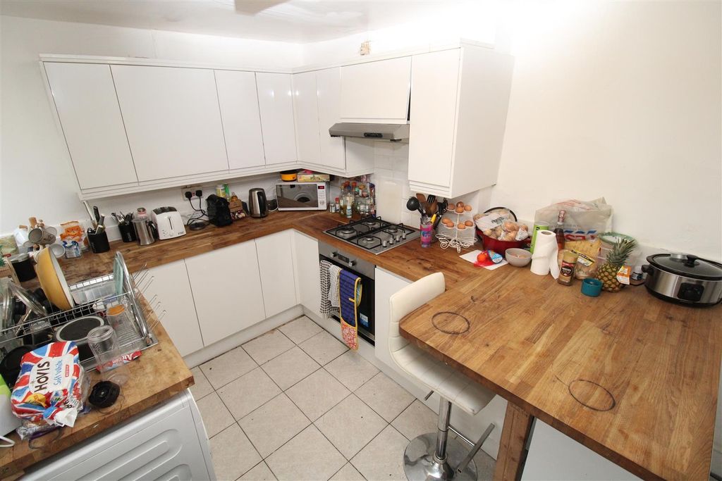 5 bed semi-detached house to rentWood Road, Pontypridd CF37