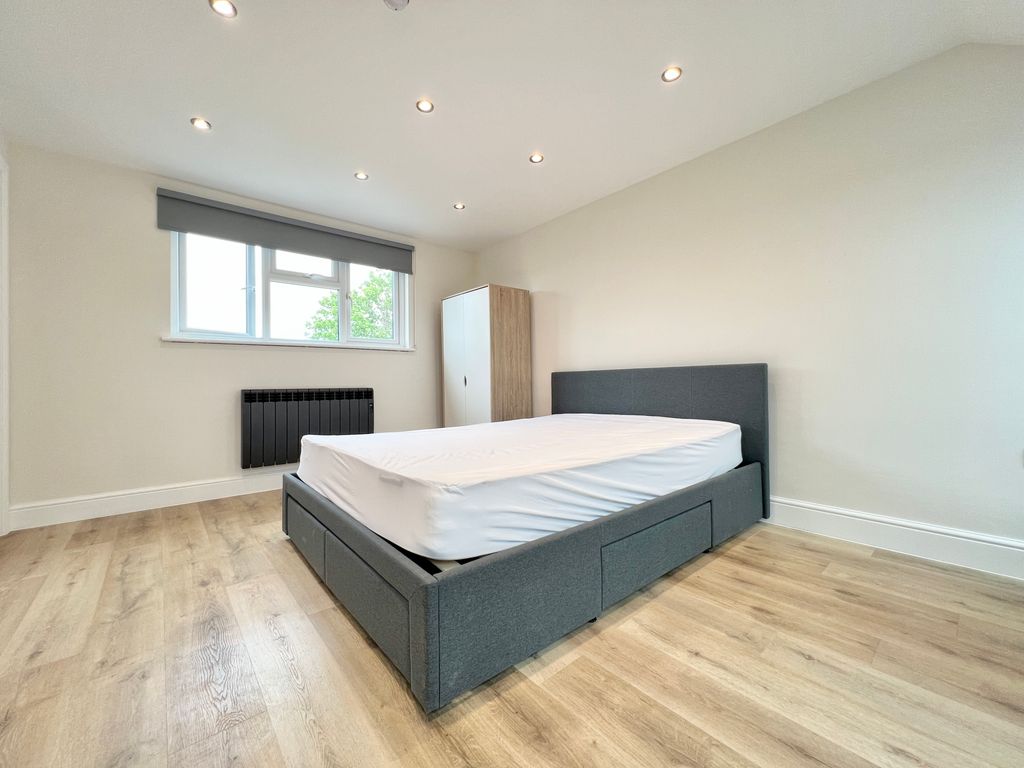 Additional image 3 of Room to rentPark Road, Ilford IG1