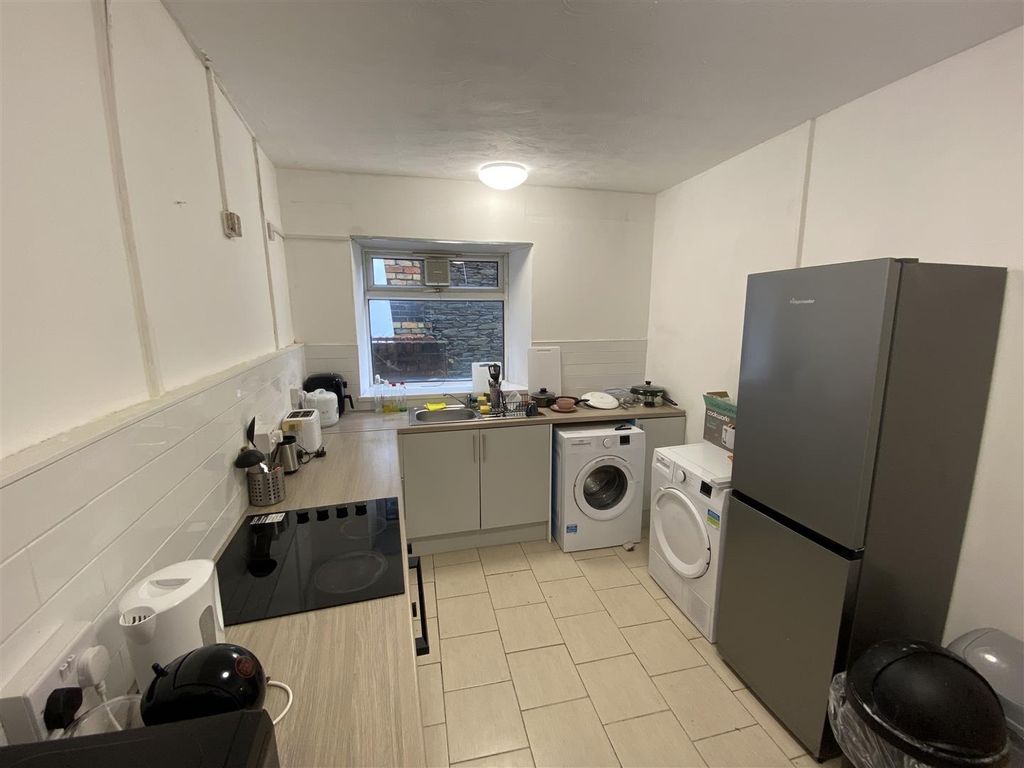 4 bed semi-detached house to rentCardiff Road Treforest, Pontypridd CF37