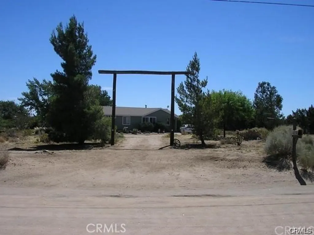 9467 Smith Rd, Phelan, CA 92371 photo 4