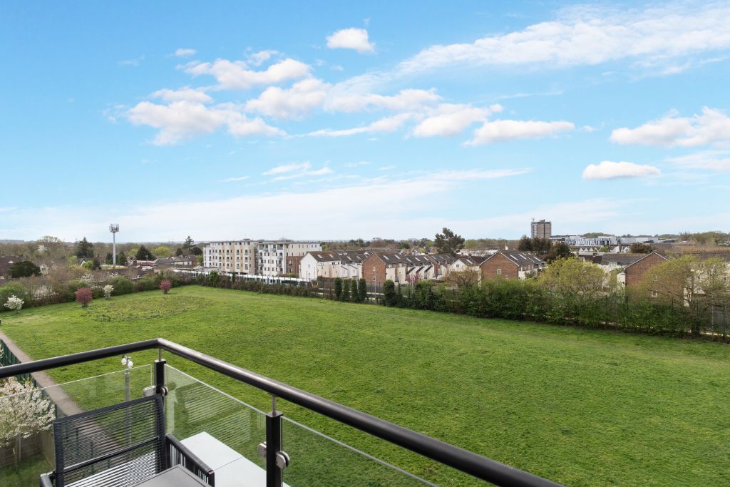 2 bed flat to rentHawker Drive, Addlestone KT15