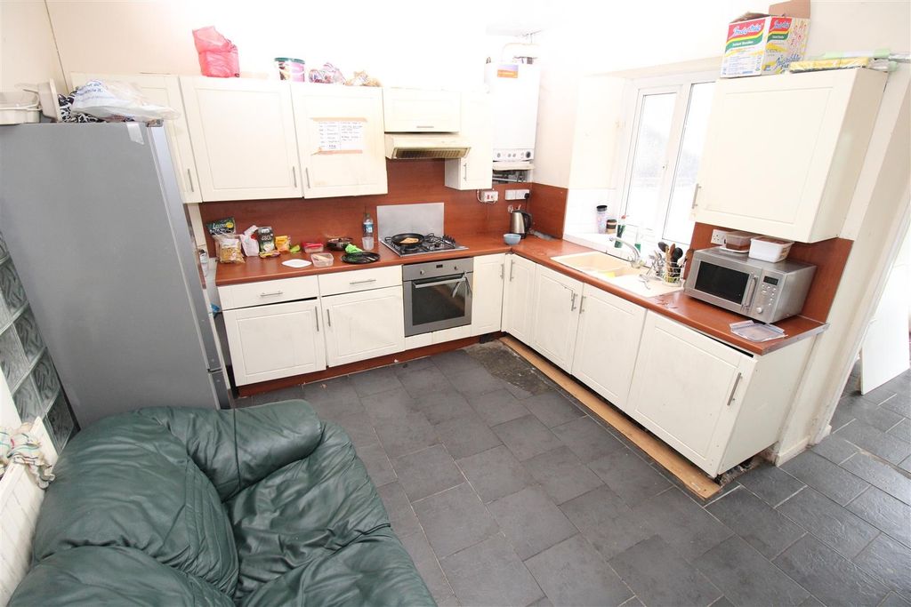 5 bed semi-detached house to rentLaura Street Treforest, Pontypridd CF37