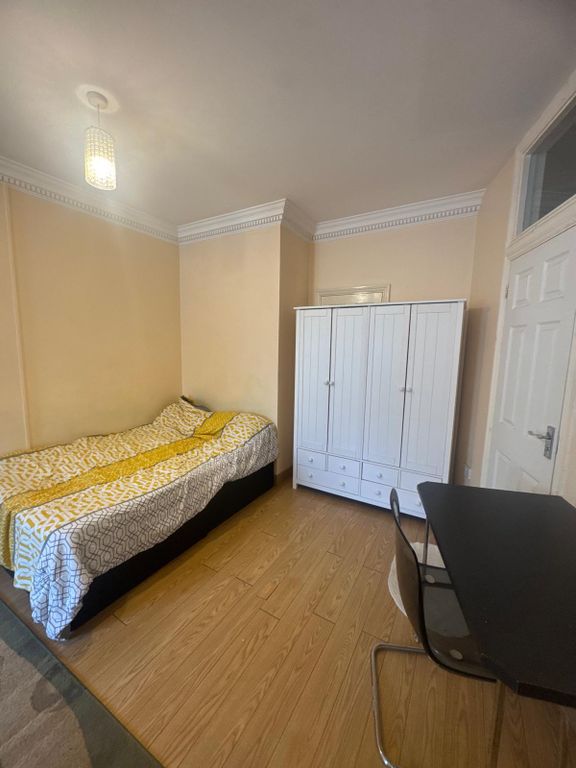Studio to rentGants Hill IG2 photo 2