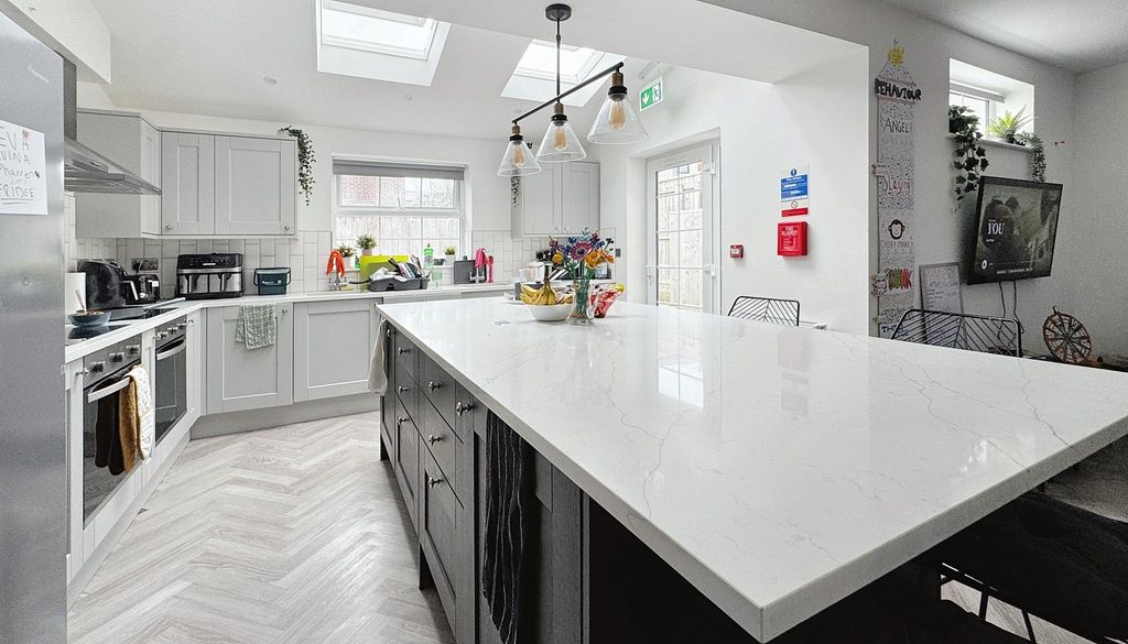 7 bed semi-detached house to rentCrome Road, Bristol BS7