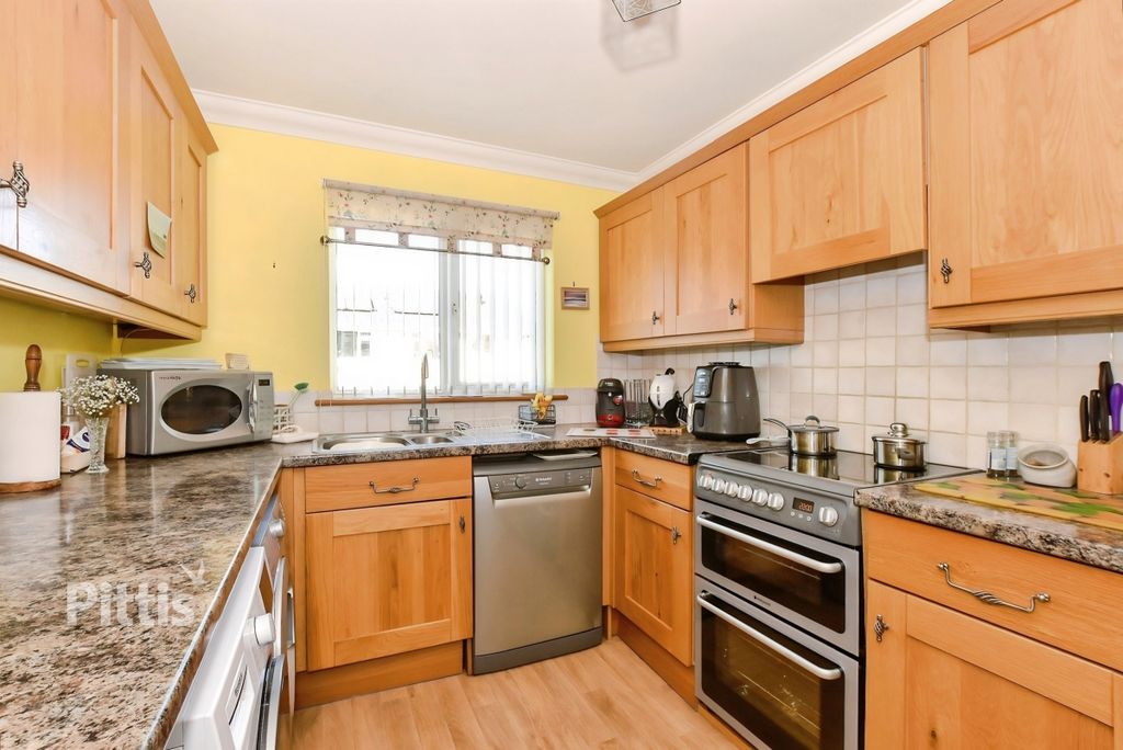 Additional image 5 of 4 bed semi-detached house to rentSt. Saviours Road, Totland Bay PO39