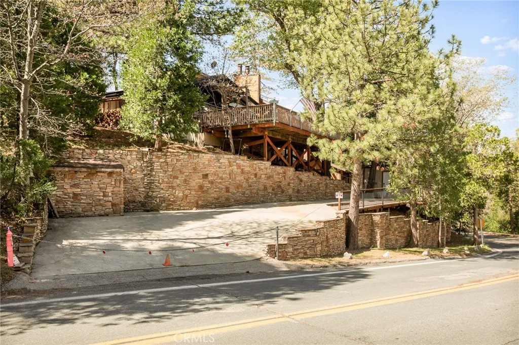 24205 San Moritz Drive, Crestline, CA 92325