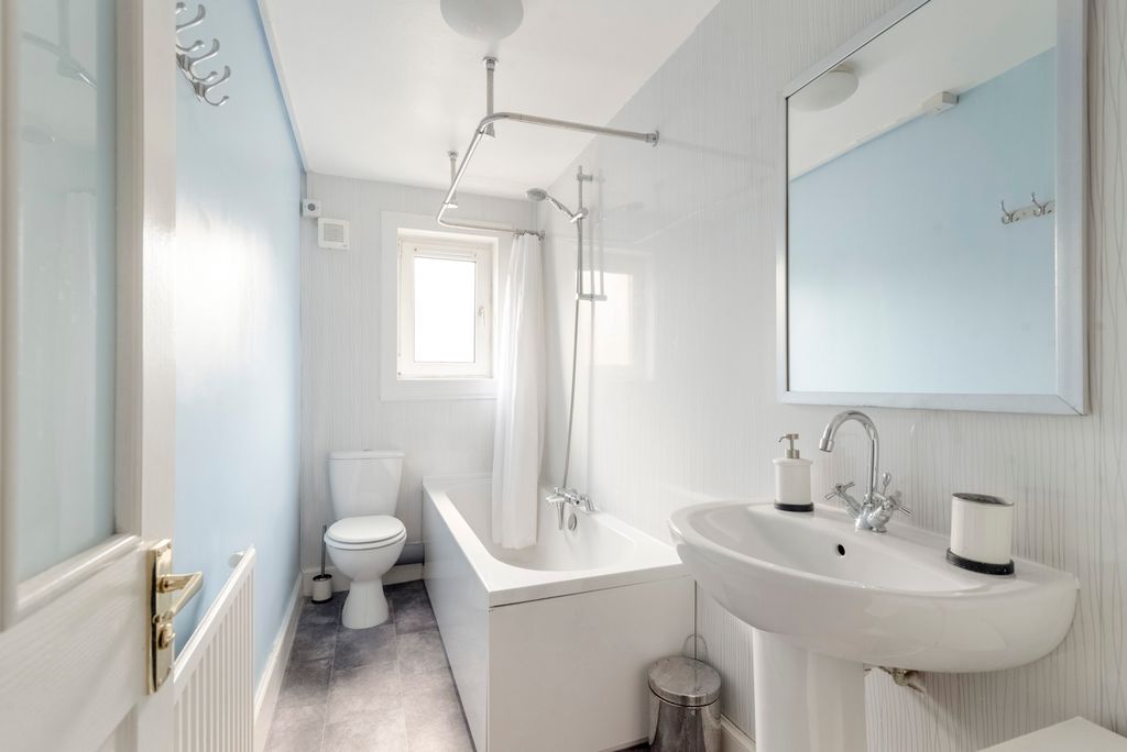 Additional image 2 of 2 bed flat to rentDouglas Street, Stirling FK8