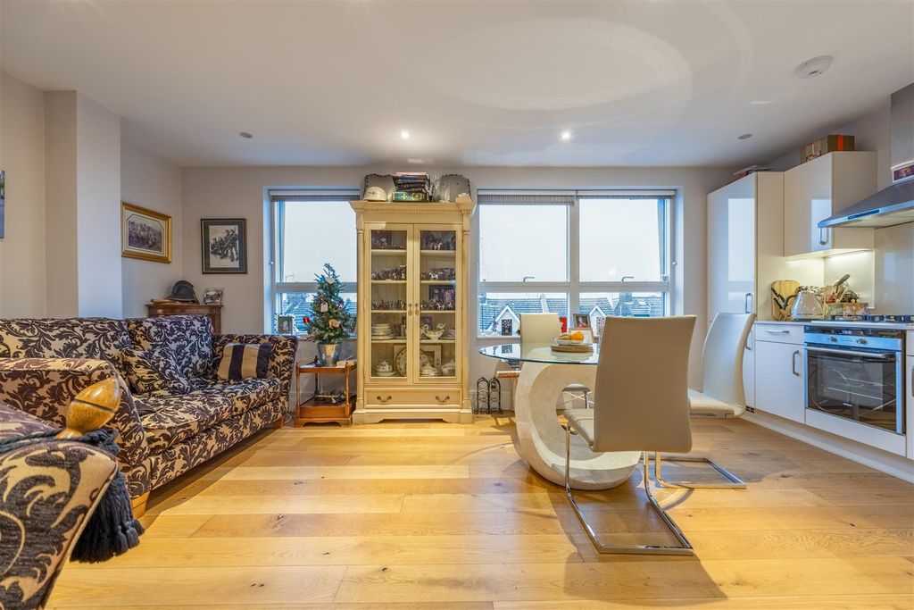 Additional image 16 of 2 bed flat to rentRectory Grove, Leigh-On-Sea SS9