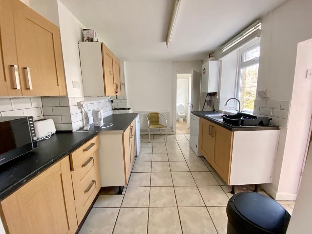 5 bed semi-detached house to rentOld Park Terrace Treforest, Pontypridd CF37