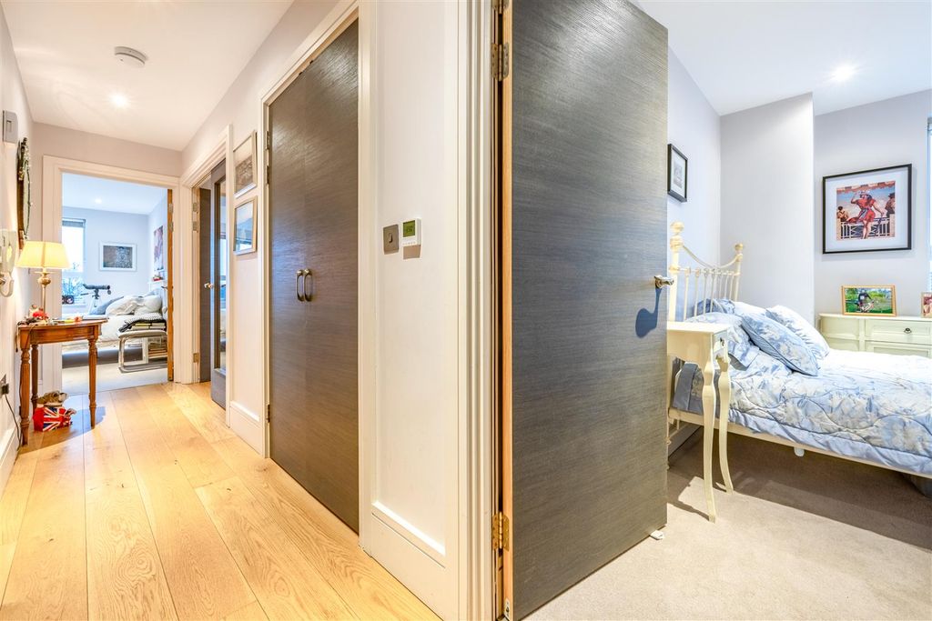 Additional image 11 of 2 bed flat to rentRectory Grove, Leigh-On-Sea SS9