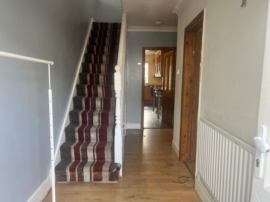 Additional image 2 of 5 bed shared accommodation to rentLinden Road, Luton LU4