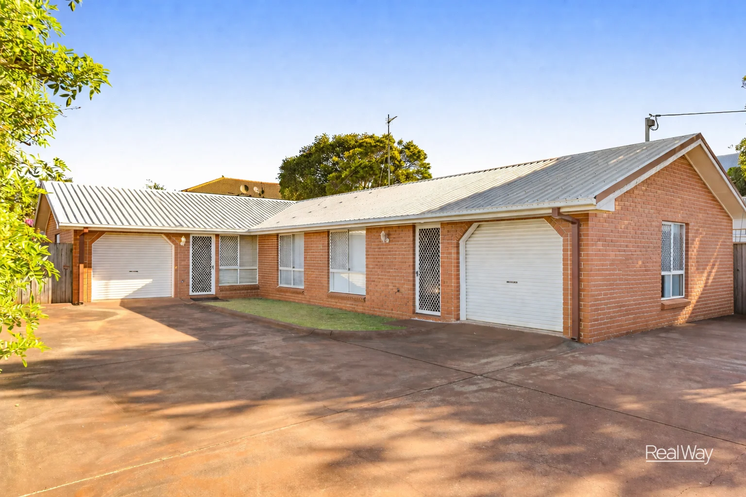 2/330 Spring Street, Kearneys Spring QLD 4350