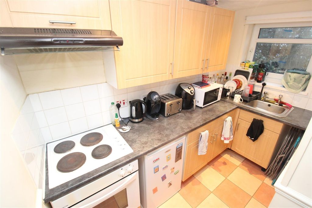 1 bed flat to rentStow Hill Treforest, Pontypridd CF37 photo 2