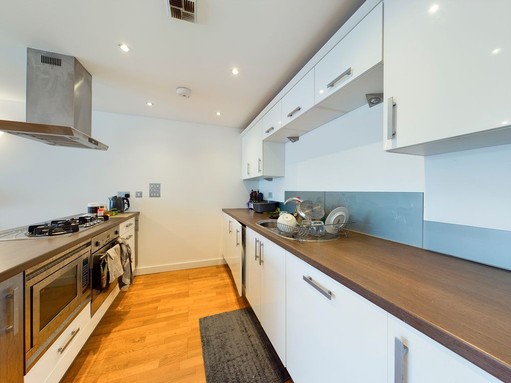 2 bed flat to rentHarbour Avenue, Sutton Harbour PL4 photo 5
