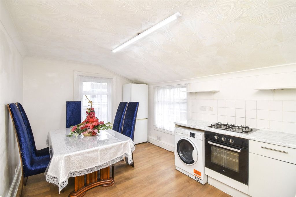 4 bed flat to rentIlford IG1 photo 2