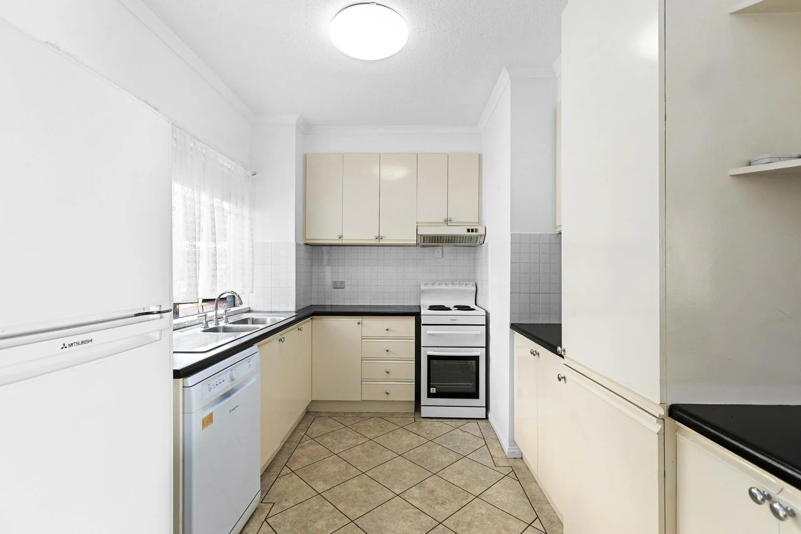 Unit 1/3 Beach Road, Pialba QLD 4655 photo 5