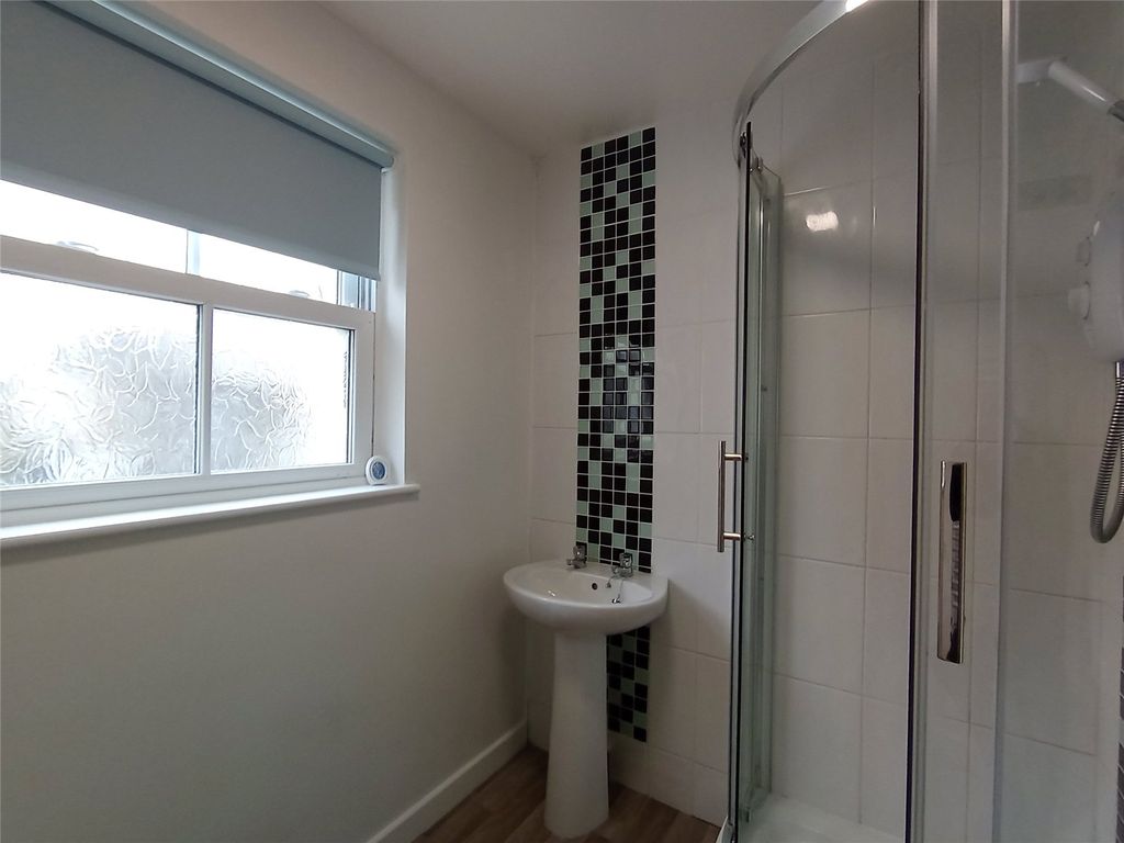 Additional image 12 of 2 bed flat to rentFlat 2 Poole House, Francis Street, Milford Haven, Pembrokeshire SA73
