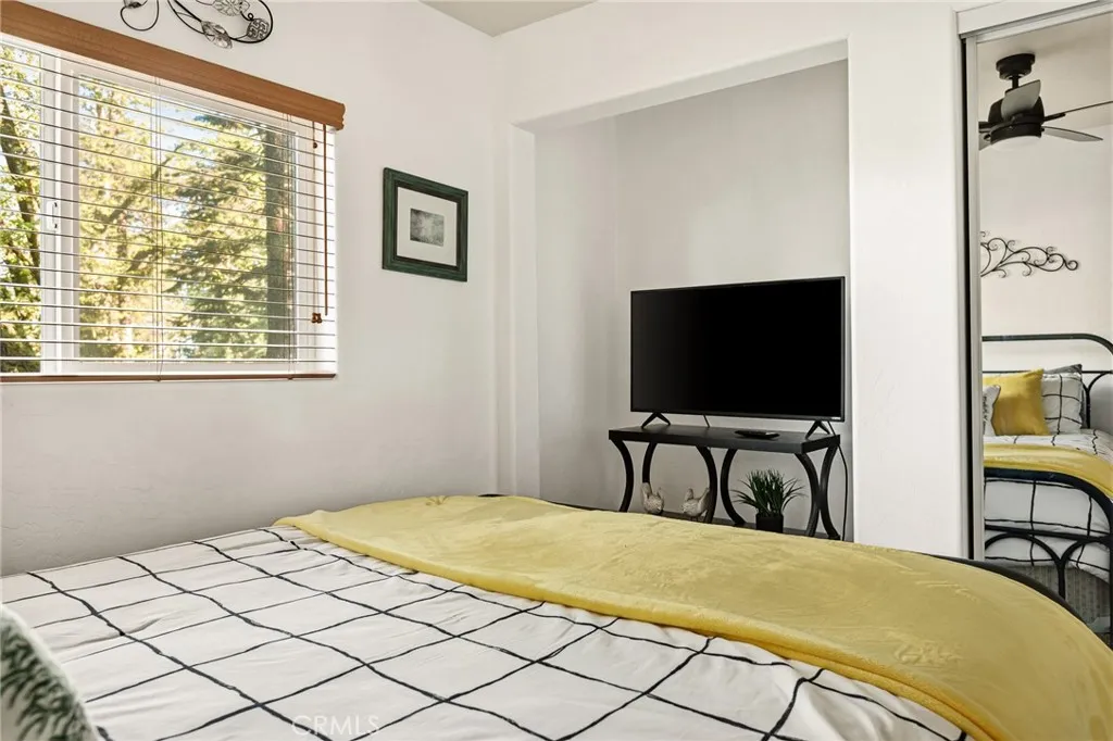 30701 Knoll View Dr, Running Springs, CA 92382