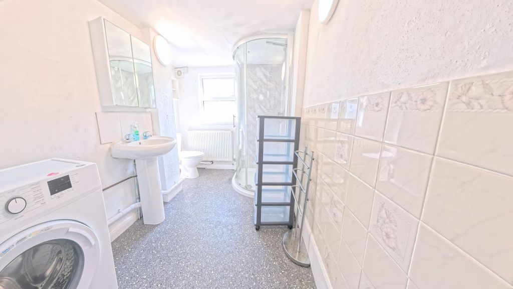 Additional image 3 of 7 bed terraced house to rentRoundhill Crescent, Brighton BN2