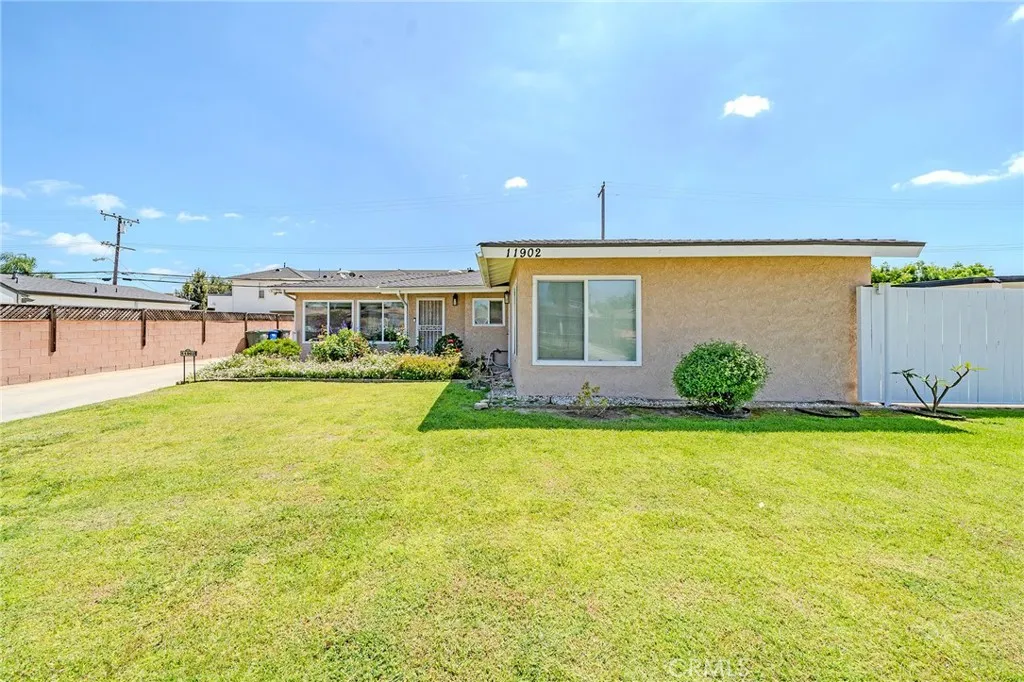 11902 206th St, Lakewood, CA 90715