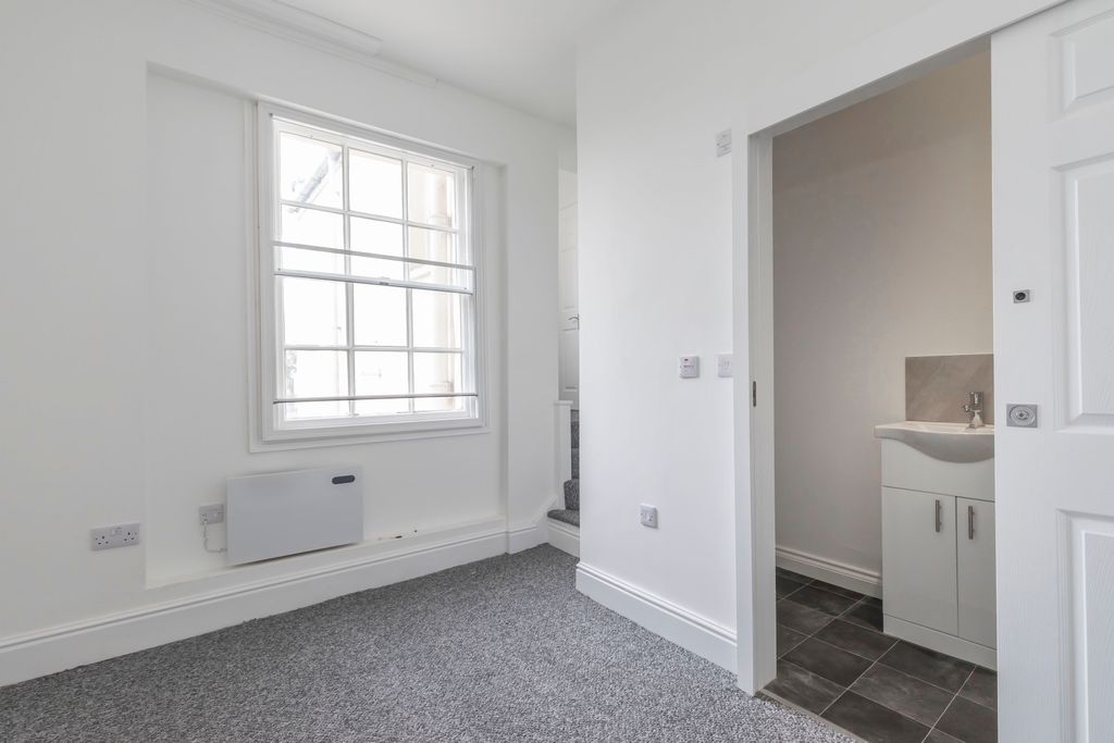 Additional image 6 of 1 bed flat to rentBerkeley Street, Cheltenham GL52