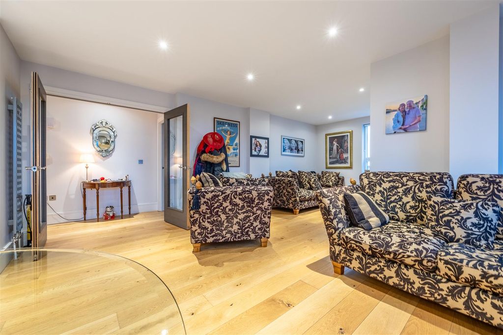 Additional image 18 of 2 bed flat to rentRectory Grove, Leigh-On-Sea SS9