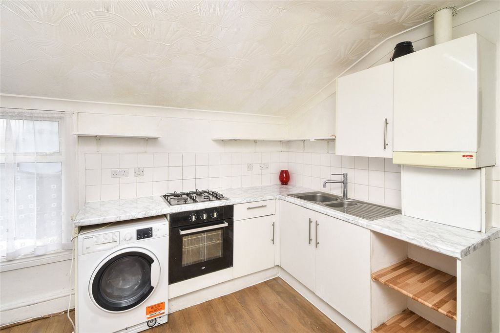 4 bed flat to rentIlford IG1 photo 3