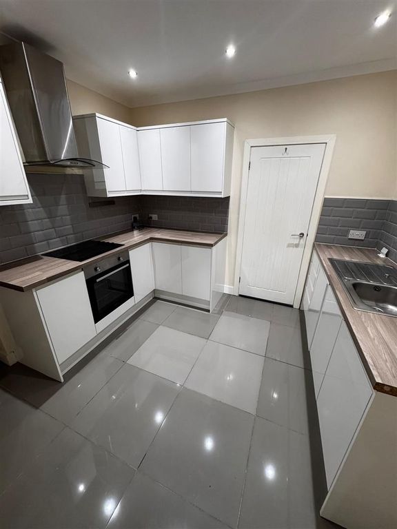 3 bed semi-detached house to rentTon Row Ton Pentre Pentre, Pentre CF41