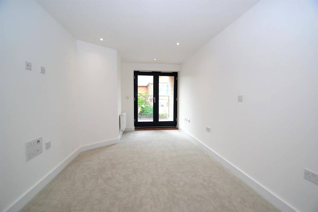 Additional image 6 of 1 bed flat to rentWatling Street, Radlett, Hertfordshire WD7