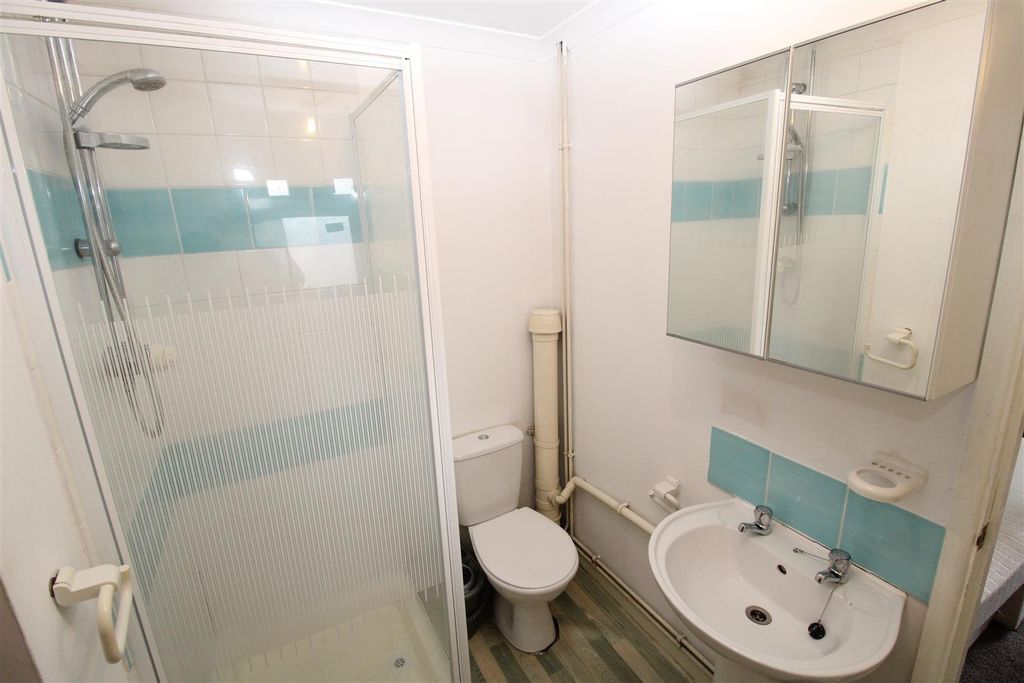 Studio to rentBroadway, Pontypridd CF37 photo 4