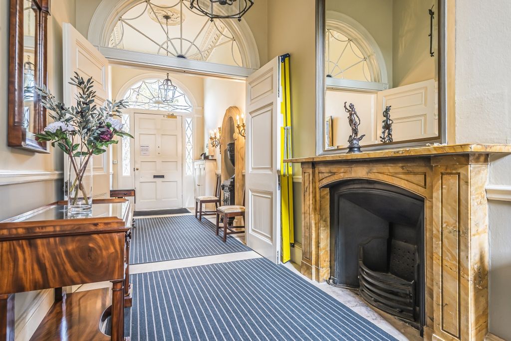2 bed flat to rentSydney Place, Bathwick, Bath BA2 photo 2