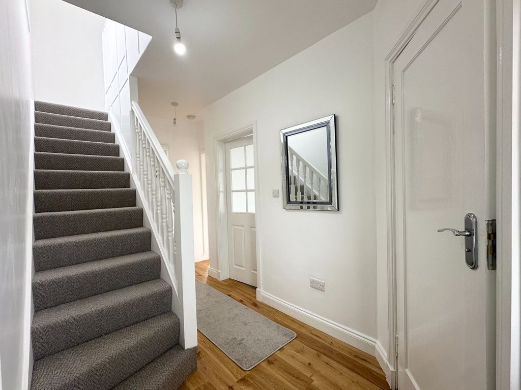 Additional image 3 of 4 bed semi-detached house to rentRockmount Ave, Thornliebank, Glasgow G46