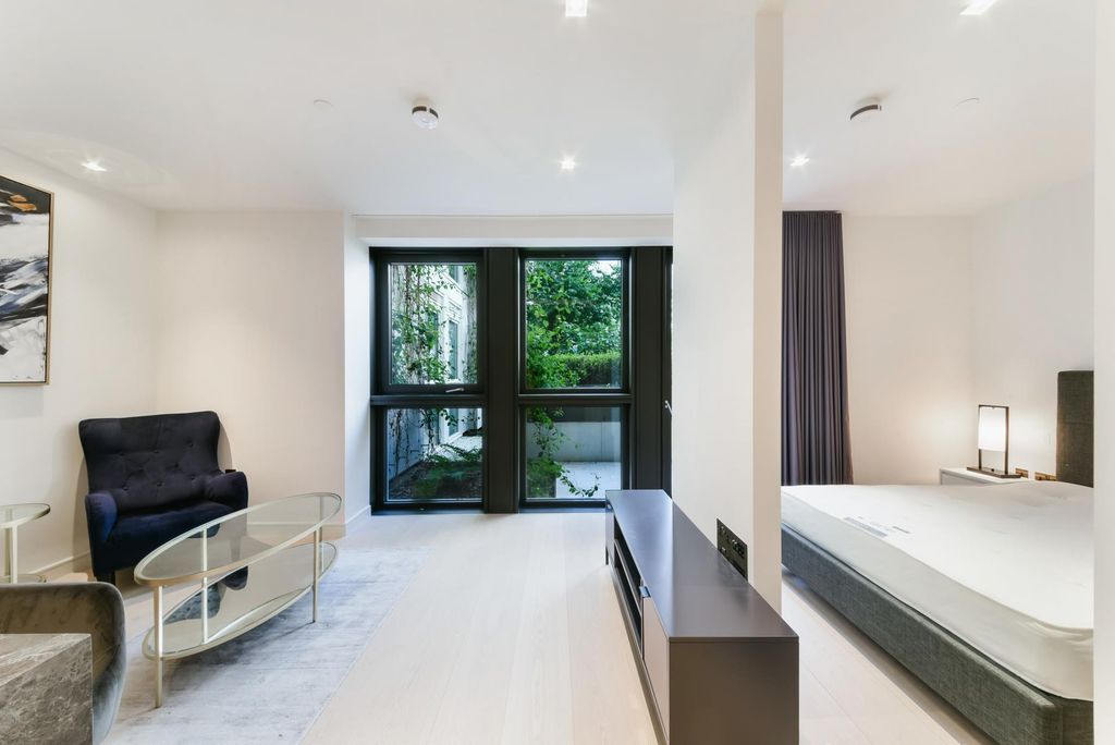 Additional image 2 of 1 bed flat to rentLincoln Square, Holborn, London WC2A