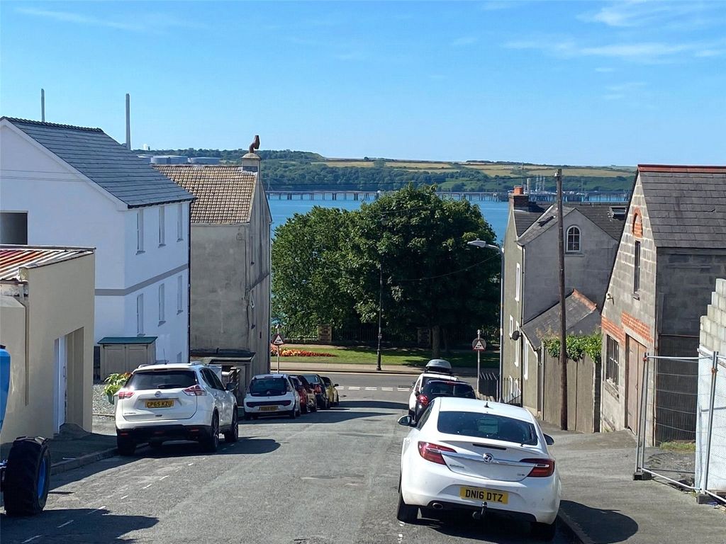 Additional image 2 of 2 bed flat to rentFlat 2 Poole House, Francis Street, Milford Haven, Pembrokeshire SA73