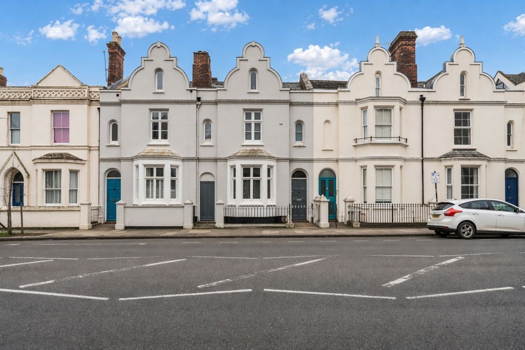4 bed terraced house to rentClarendon Avenue, Leamington Spa CV32