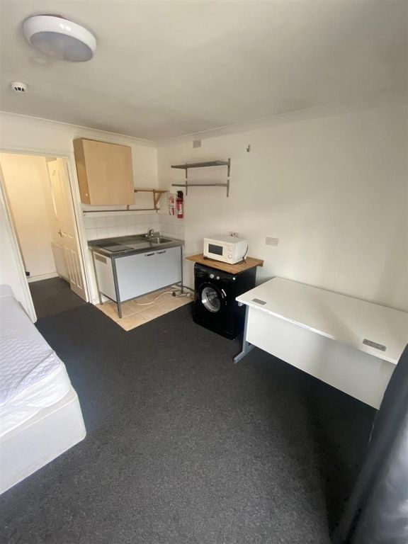Studio to rentBroadway Treforest, Pontypridd CF37 photo 3