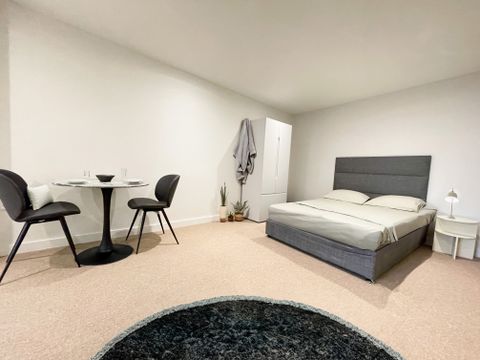 Roco, 19 James Street L2, Studio to rent