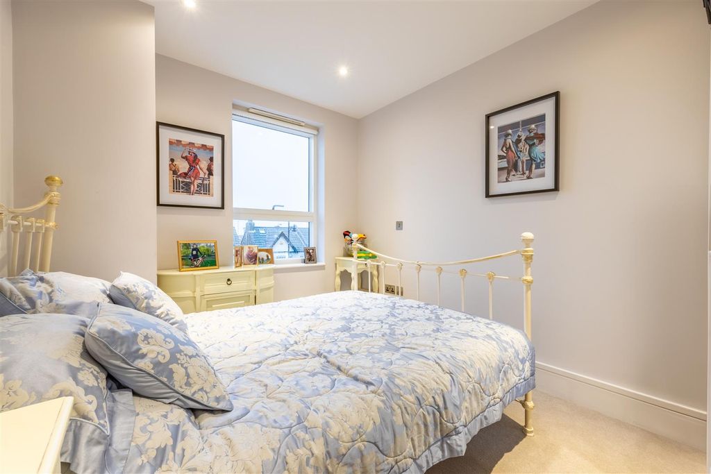 Additional image 10 of 2 bed flat to rentRectory Grove, Leigh-On-Sea SS9