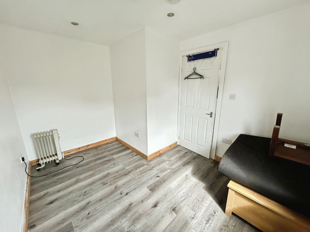 1 bed flat to rentWindsor Road, Neath SA11 photo 2