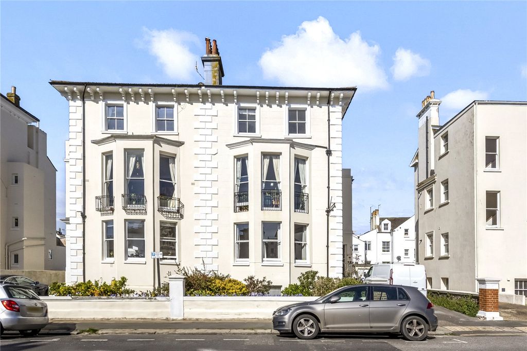 2 bed flat to rentMedina Villas, Hove, East Sussex BN3