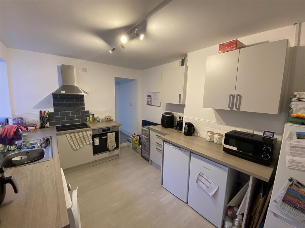 5 bed semi-detached house to rentQueen Street Treforest, Pontypridd CF37