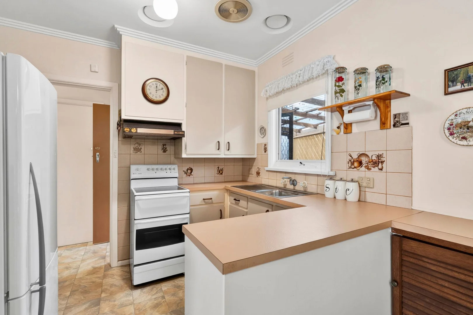 27 Castleton Road, Herne Hill VIC 3218 photo 3